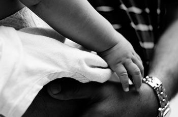 babyhand mit erwachsenenhand